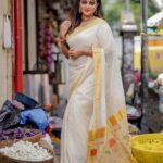 Aswathy Sreekanth Instagram - എല്ലാവർക്കും ഹൃദയം നിറഞ്ഞ ഓണാശംസകൾ ❣️ Saree @kaushikaweaves Styled @sabarinathk_ Jewellery @mayoorajewelerydesigns MUA @shoshank_makeup Photography @jiksonphotography @lightsoncreations