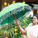 Aswathy Sreekanth Instagram - എക്സ്പ്രെഷൻ ഇട്ട് പിടിച്ചു നിന്നതാ, കുടയ്ക്ക് നല്ല കനം ഉണ്ടാരുന്നു 😐😁 #onamvibes🌸
