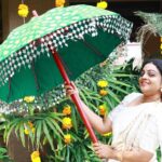 Aswathy Sreekanth Instagram - എക്സ്പ്രെഷൻ ഇട്ട് പിടിച്ചു നിന്നതാ, കുടയ്ക്ക് നല്ല കനം ഉണ്ടാരുന്നു 😐😁 #onamvibes🌸