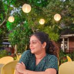 Aswathy Sreekanth Instagram - മഞ്ഞ ബൾബുകളുടെ മരച്ചുവട്ടിൽ പച്ചയായ സ്ത്രീ 🤓