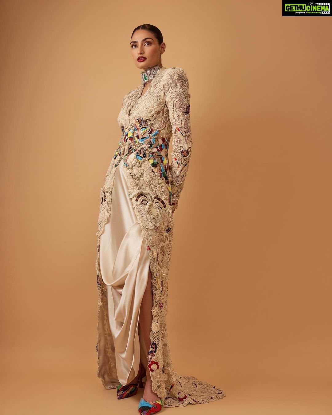 Athiya Shetty Instagram - @anamikakhanna.in 🤍 An honour to have walked for such a beautiful artist and human being. Thank you for having me, @fdciofficial.