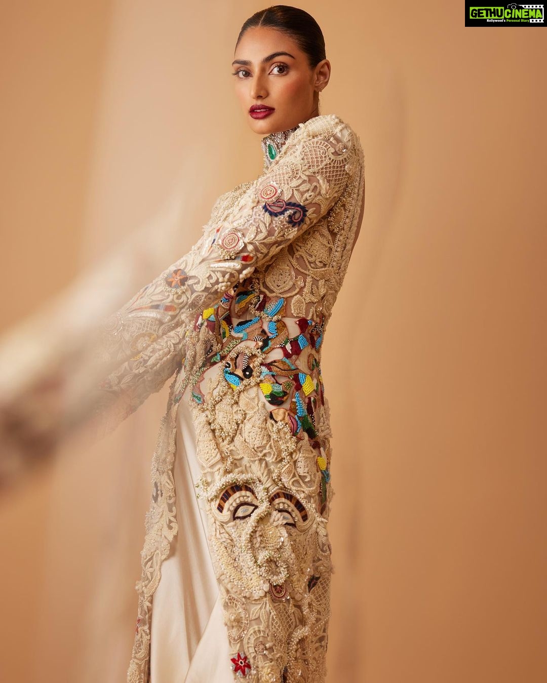 Athiya Shetty Instagram - @anamikakhanna.in 🤍 An honour to have walked for such a beautiful artist and human being. Thank you for having me, @fdciofficial.