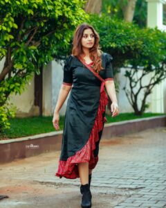 Athmiya Instagram - Delicate,but Daring too 🖤

👗 @byhand.in 🖤
 📸 @jeevas_gladmantis 🖤
💄 @divyas_makeover_ 🖤