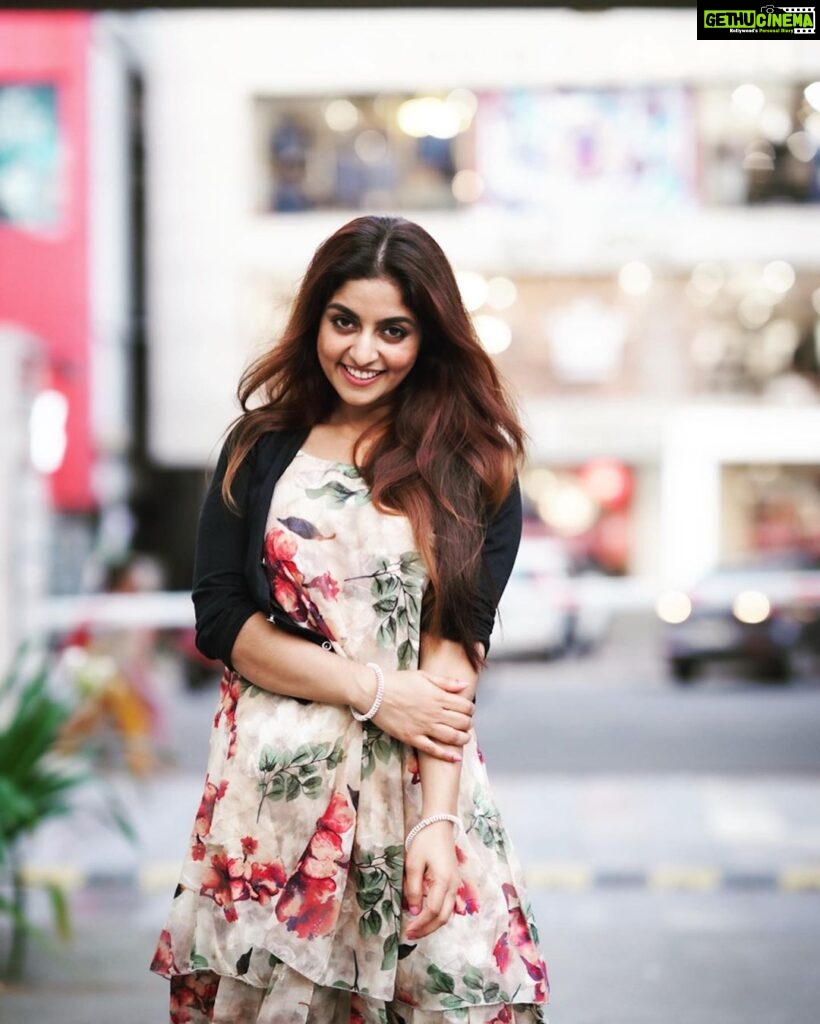 Athmiya Instagram - Feel the wind and just smile 🤍🥰 📸 @randheerkr 🤍 👗 @swapna_weddings 🤍 Kochi, India