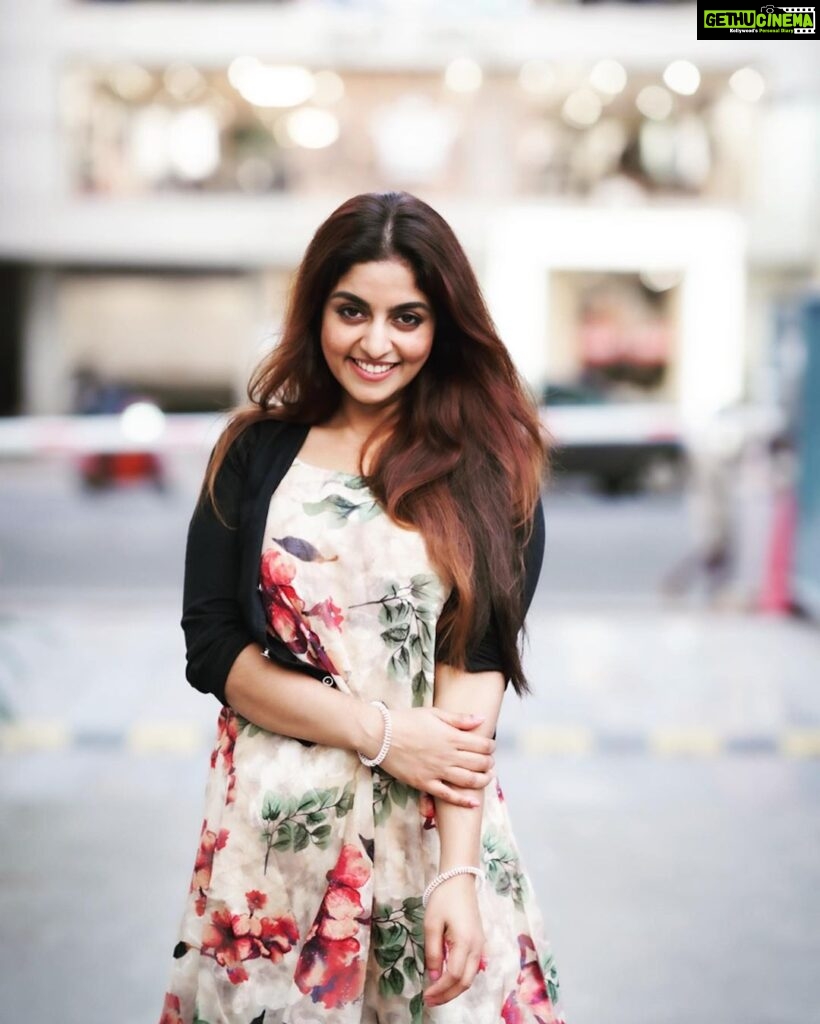 Athmiya Instagram - Feel the wind and just smile 🤍🥰 📸 @randheerkr 🤍 👗 @swapna_weddings 🤍 Kochi, India