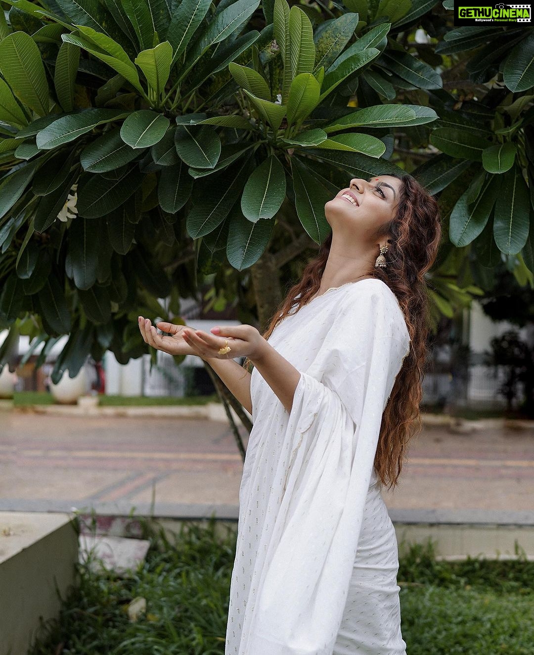 Athmiya - 10.4K Likes - Some rain, must fall ;n some flowers ,must bloom 🤍
📸 @vineeth_sivadas_
💄 @sreegeshvasan_makeupartist
👗 @hoorlyn_design_studio
Accessoires @parakkat_jewels