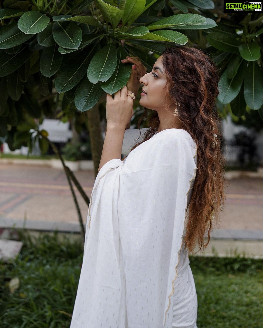 Athmiya - 10.4K Likes - Some rain, must fall ;n some flowers ,must bloom 🤍
📸 @vineeth_sivadas_
💄 @sreegeshvasan_makeupartist
👗 @hoorlyn_design_studio
Accessoires @parakkat_jewels