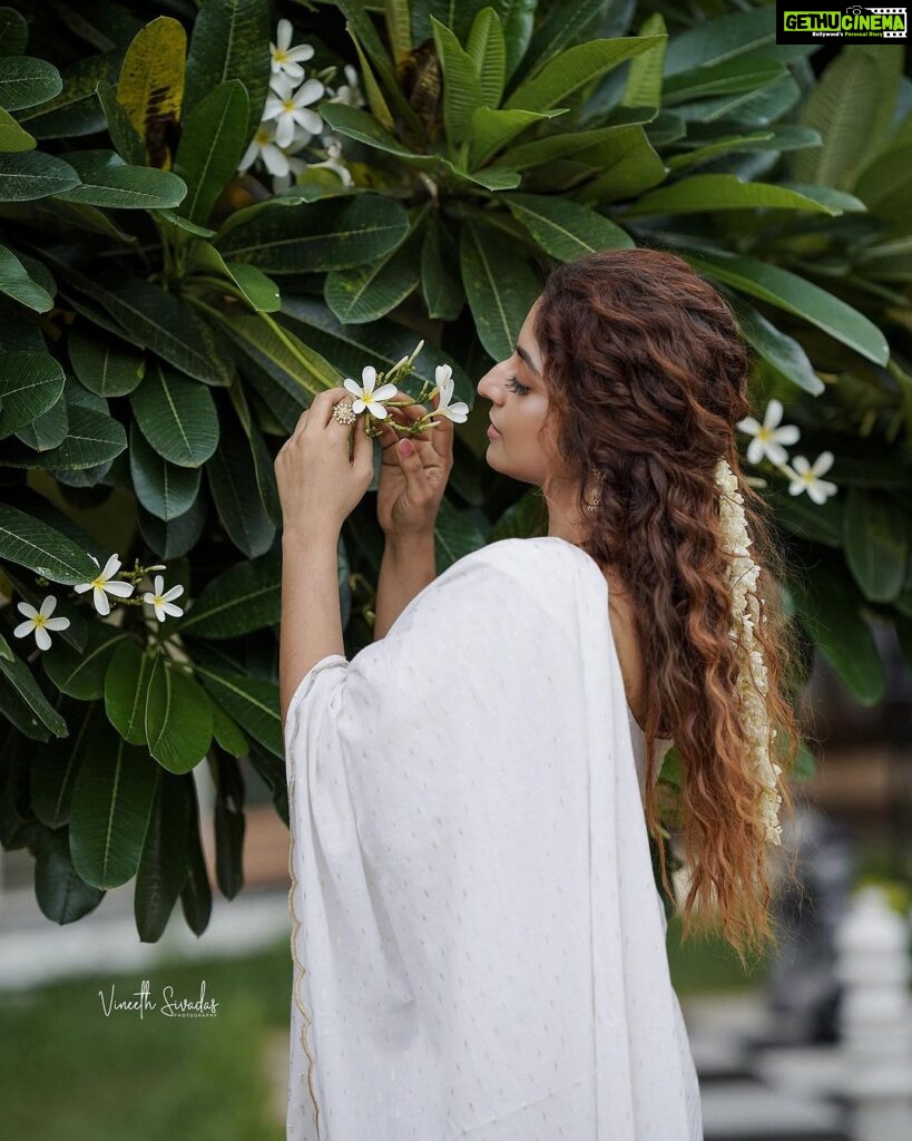 Athmiya Instagram - Some rain, must fall ;n some flowers ,must bloom 🤍 📸 @vineeth_sivadas_ 💄 @sreegeshvasan_makeupartist 👗 @hoorlyn_design_studio Accessoires @parakkat_jewels Kochi