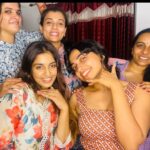 Athmiya Instagram - 🌸🌸🌸🌸🌸 #kgalsslay ❤️ muthumaniz #girlstime #weekend #chilling #fun #dance