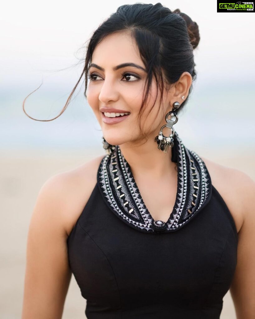 Athulya Ravi Instagram - The beach is calling 🌊🐚 #beach #wind #blacklove #seaside ! Outfit @1717_designerwear @dipublicrelations 👗 Styling @manogna_gollapudi 🥰 📸 @sathyaphotography3 🥰 M&H @arupre_makeup_artist 🥰