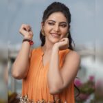 Athulya Ravi Instagram - Ammu kuttiye ! Pattu kuttiye ! Thanga kattiye ! Mayakitiye !! ❤️❤️❤️❤️ #beersong #favouritelyrics #sareelove #peach #ponytail #loveislove M&H @arupre_makeup_artist 🥰 📸 @irst_photography 🥰
