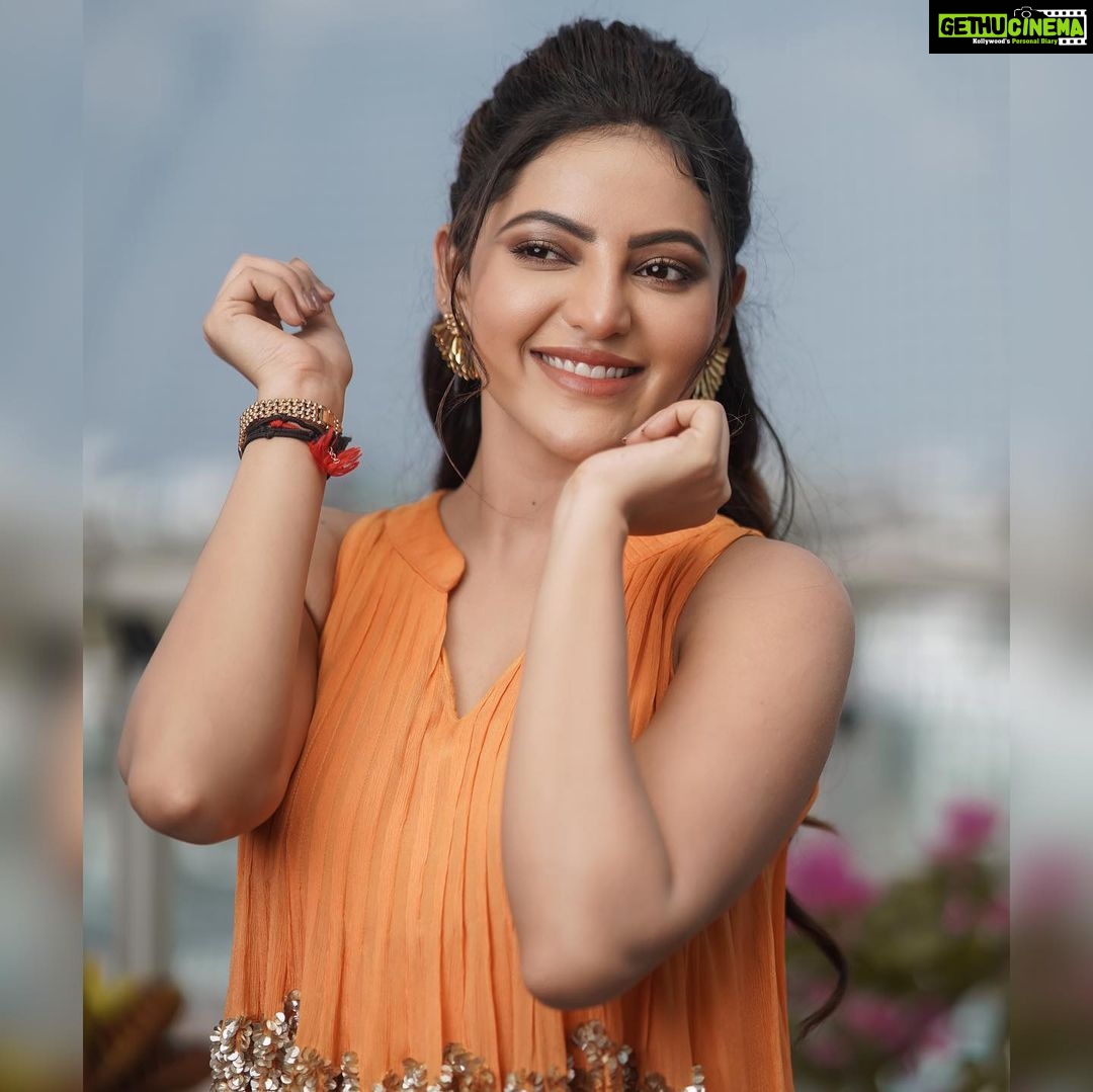 Athulya Ravi Instagram - Ammu kuttiye ! Pattu kuttiye ! Thanga kattiye ! Mayakitiye !! ❤️❤️❤️❤️ #beersong #favouritelyrics #sareelove #peach #ponytail #loveislove M&H @arupre_makeup_artist 🥰 📸 @irst_photography 🥰