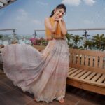 Athulya Ravi Instagram - Ammu kuttiye ! Pattu kuttiye ! Thanga kattiye ! Mayakitiye !! ❤️❤️❤️❤️ #beersong #favouritelyrics #sareelove #peach #ponytail #loveislove M&H @arupre_makeup_artist 🥰 📸 @irst_photography 🥰