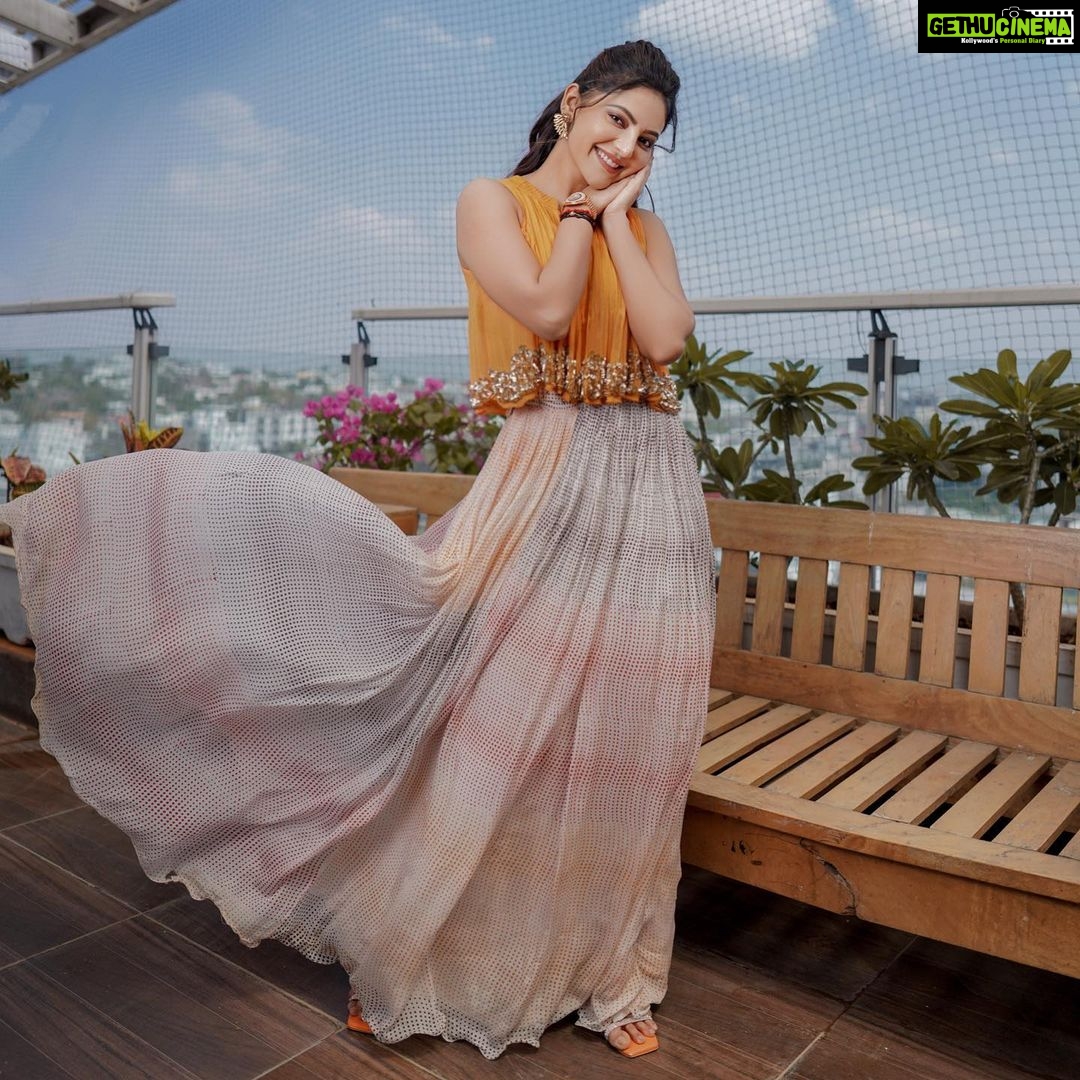 Athulya Ravi Instagram - Ammu kuttiye ! Pattu kuttiye ! Thanga kattiye ! Mayakitiye !! ❤️❤️❤️❤️ #beersong #favouritelyrics #sareelove #peach #ponytail #loveislove M&H @arupre_makeup_artist 🥰 📸 @irst_photography 🥰