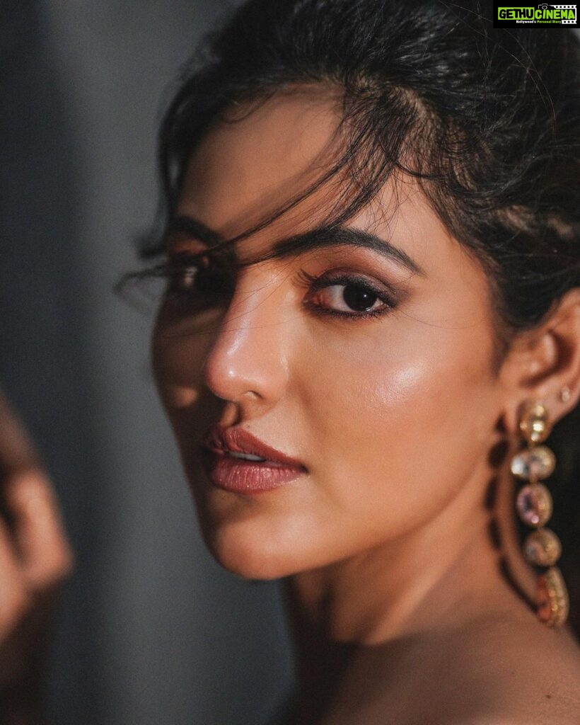 Athulya Ravi Instagram - On to better things 🤍 #blessed #happyweekend #fashion #ınstagood #picoftheday #motivation !! Saree @forampatel_official M&H @arupre_makeup_artist clicked @screamstudiosbyharsha Earrings @deepagurnani