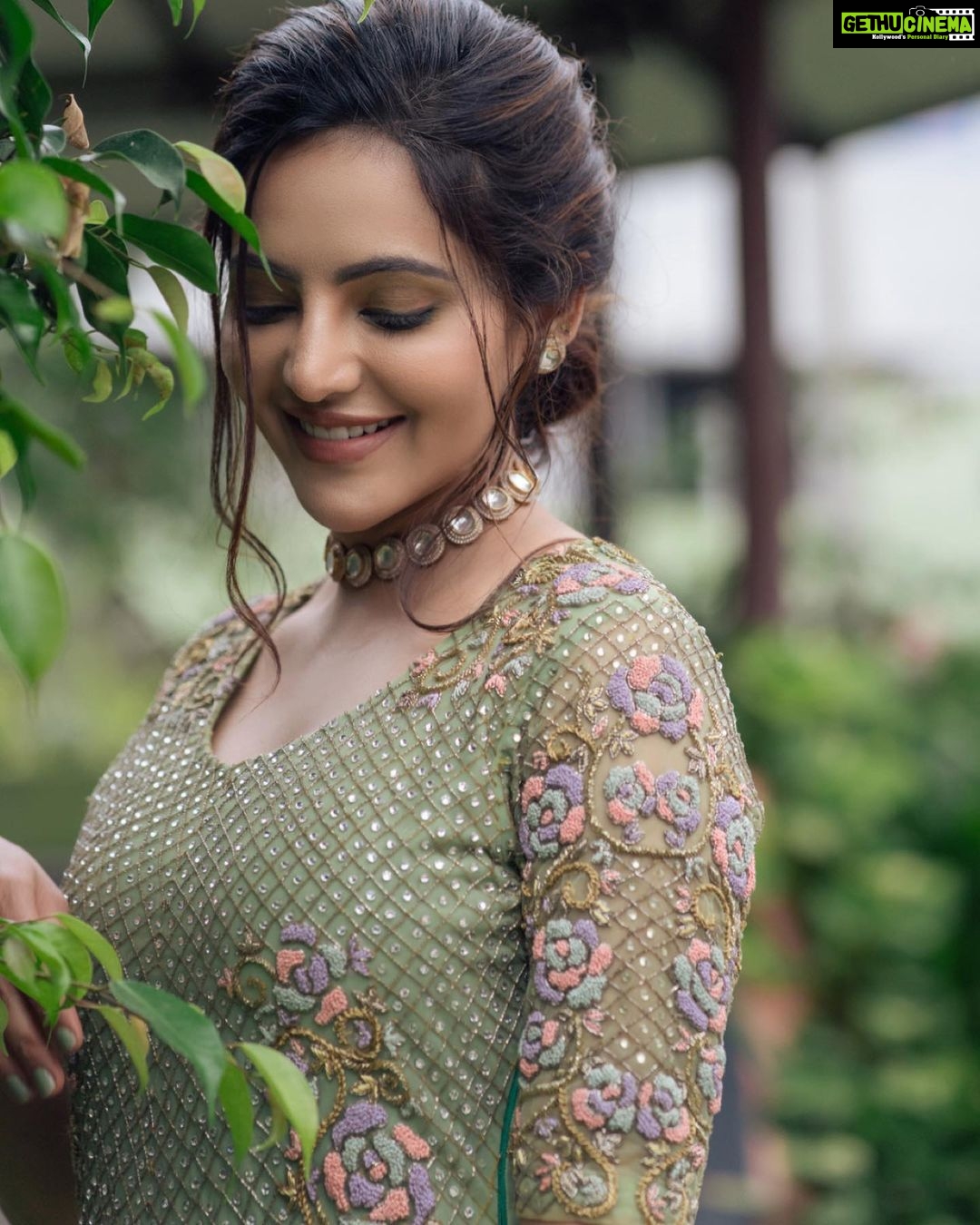 Athulya Ravi Instagram - Happy ugadi wishes to you all !! May this Festival bring you and your family lot of Happiness ✨..#happyugadi #ugadisubhakankshalu🌿 @oceanjasper_8888 👗 M&H @mac3makeoverstudio 🥰 Jwellery @mspinkpantherjewel 🥰 📸 @phototodayofficial