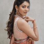 Athulya Ravi Instagram – Ammu kuttiye ! Pattu kuttiye ! Thanga kattiye ! Mayakitiye !! ❤️❤️❤️❤️
#beersong #favouritelyrics #sareelove #peach #ponytail #loveislove 
M&H @arupre_makeup_artist 🥰
📸 @irst_photography 🥰