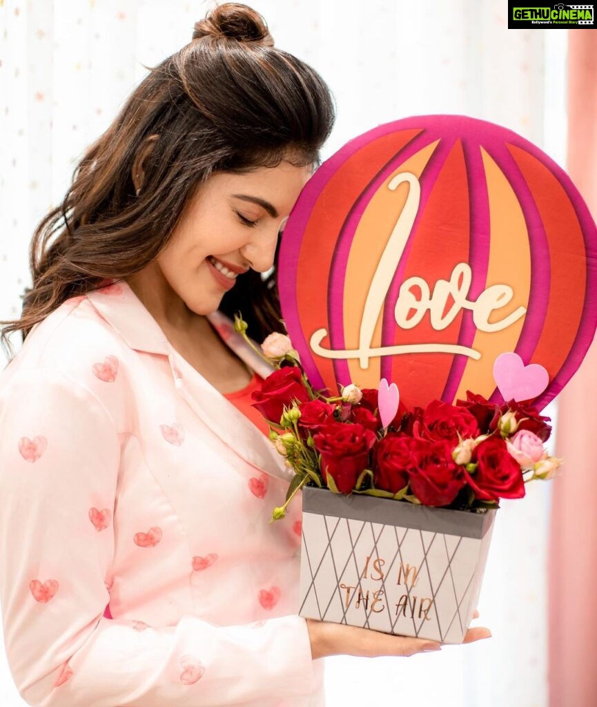 Athulya Ravi Instagram - Happy Valentine’s day sweethearts ❤ #selflove #peace #loveiseverything #loveyourself !! Designer @fiorebymalar_ ❤ 📸 @camerasenthil 🥰 M&H @reenapaiva 🥰