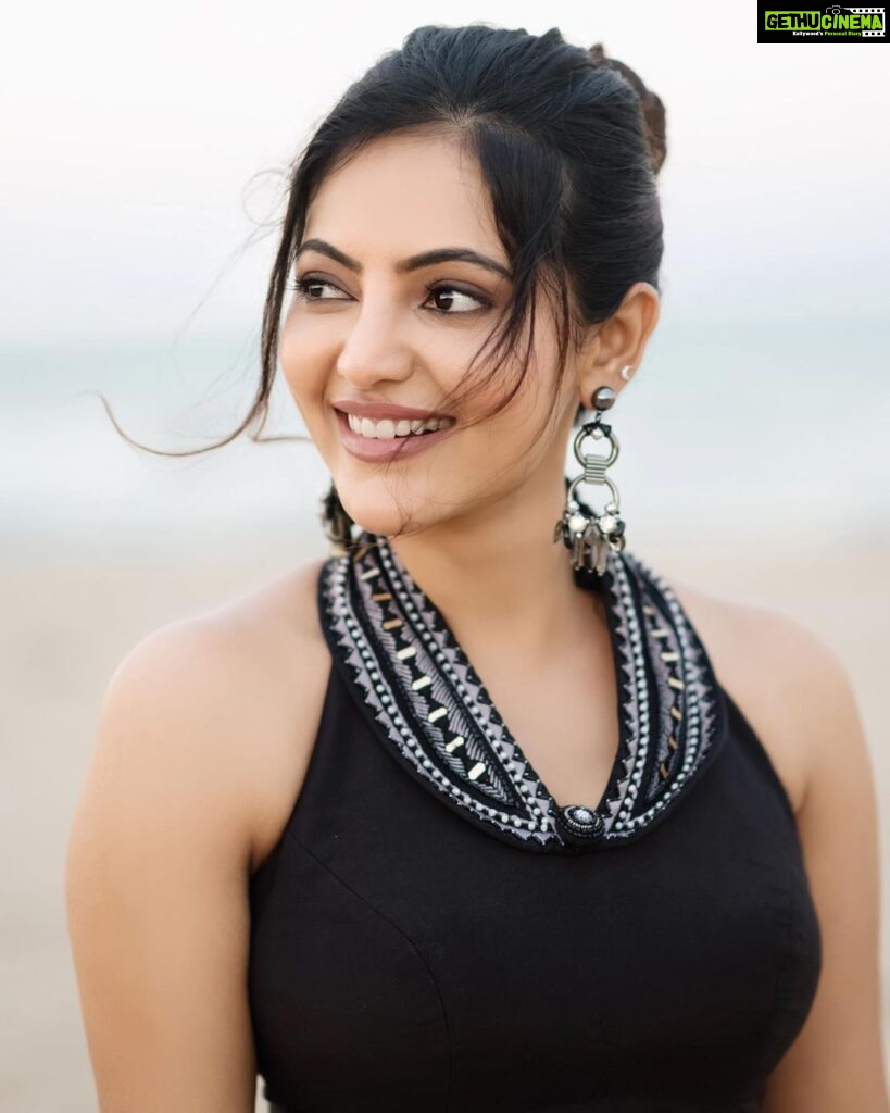 Athulya Ravi Instagram - The beach is calling 🌊🐚 #beach #wind #blacklove #seaside ! Outfit @1717_designerwear @dipublicrelations 👗 Styling @manogna_gollapudi 🥰 📸 @sathyaphotography3 🥰 M&H @arupre_makeup_artist 🥰