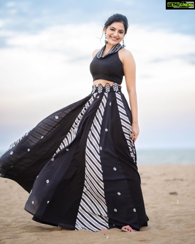 Athulya Ravi Instagram - The beach is calling 🌊🐚 #beach #wind #blacklove #seaside ! Outfit @1717_designerwear @dipublicrelations 👗 Styling @manogna_gollapudi 🥰 📸 @sathyaphotography3 🥰 M&H @arupre_makeup_artist 🥰