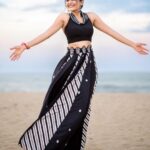 Athulya Ravi Instagram – The beach is calling 🌊🐚 #beach #wind #blacklove #seaside !
Outfit @1717_designerwear @dipublicrelations 👗
Styling @manogna_gollapudi 🥰
📸 @sathyaphotography3 🥰
M&H @arupre_makeup_artist 🥰