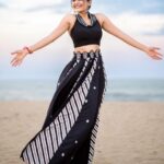Athulya Ravi Instagram - The beach is calling 🌊🐚 #beach #wind #blacklove #seaside ! Outfit @1717_designerwear @dipublicrelations 👗 Styling @manogna_gollapudi 🥰 📸 @sathyaphotography3 🥰 M&H @arupre_makeup_artist 🥰