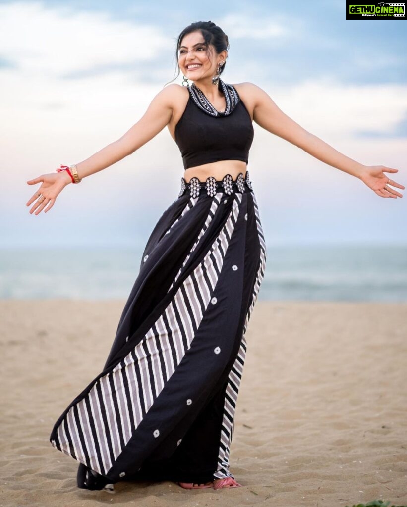 Athulya Ravi Instagram - The beach is calling 🌊🐚 #beach #wind #blacklove #seaside ! Outfit @1717_designerwear @dipublicrelations 👗 Styling @manogna_gollapudi 🥰 📸 @sathyaphotography3 🥰 M&H @arupre_makeup_artist 🥰