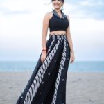 Athulya Ravi Instagram - The beach is calling 🌊🐚 #beach #wind #blacklove #seaside ! Outfit @1717_designerwear @dipublicrelations 👗 Styling @manogna_gollapudi 🥰 📸 @sathyaphotography3 🥰 M&H @arupre_makeup_artist 🥰