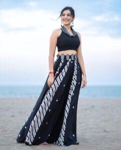Athulya Ravi Instagram - The beach is calling 🌊🐚 #beach #wind #blacklove #seaside ! Outfit @1717_designerwear @dipublicrelations 👗 Styling @manogna_gollapudi 🥰 📸 @sathyaphotography3 🥰 M&H @arupre_makeup_artist 🥰