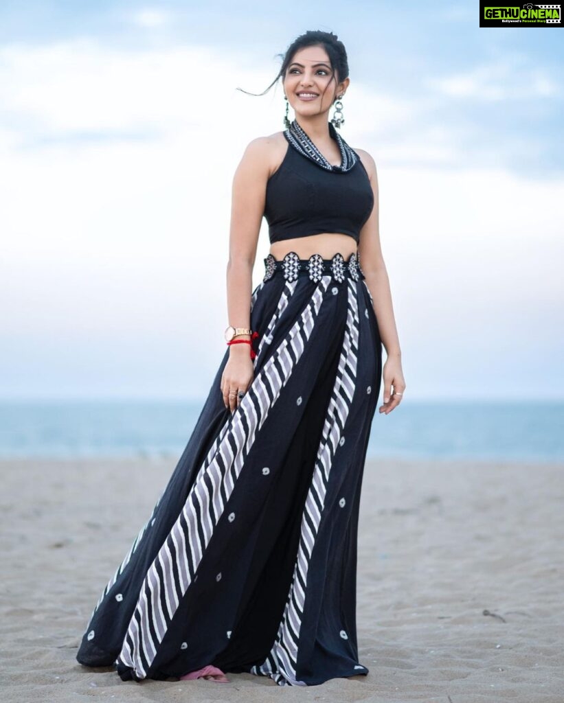 Athulya Ravi Instagram - The beach is calling 🌊🐚 #beach #wind #blacklove #seaside ! Outfit @1717_designerwear @dipublicrelations 👗 Styling @manogna_gollapudi 🥰 📸 @sathyaphotography3 🥰 M&H @arupre_makeup_artist 🥰