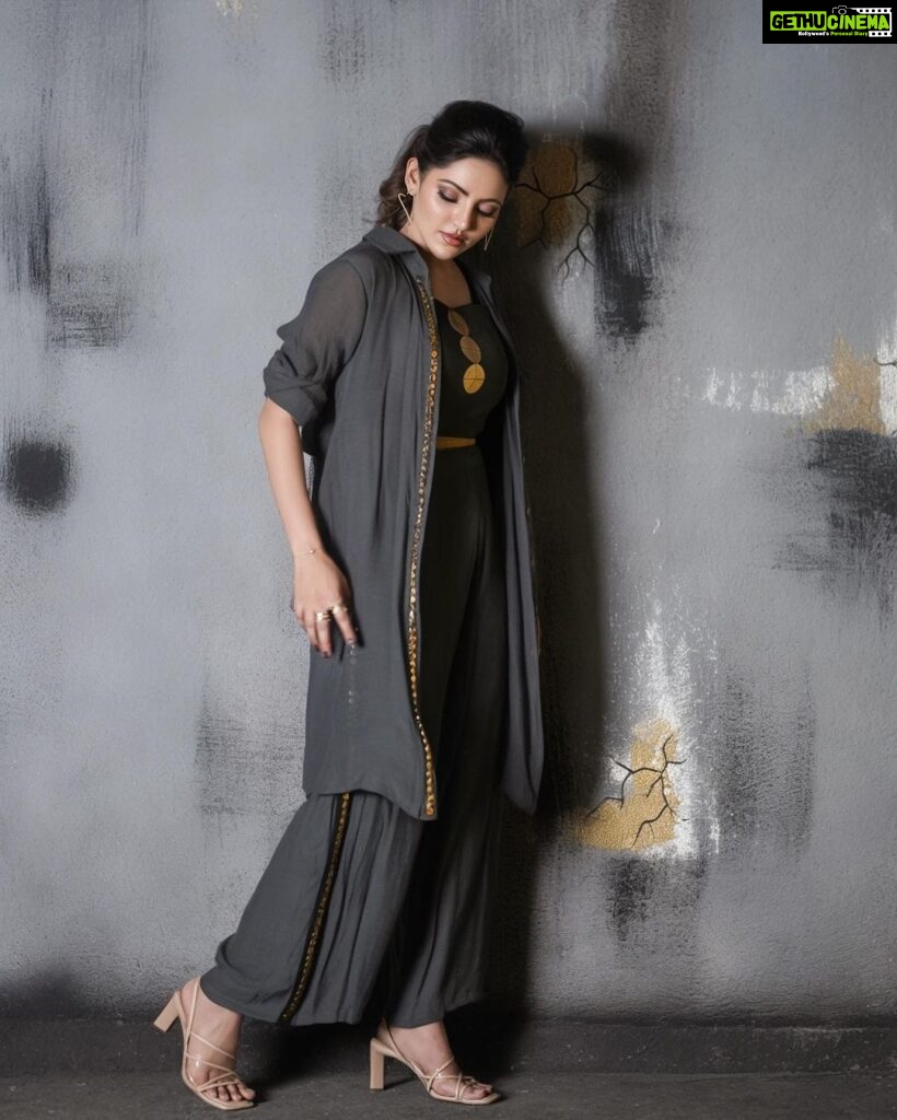 Athulya Ravi Instagram - Let your soul glow ❤🥰 #allwehaveisnow #blessedmess ! wardrobe @enechofficial 👗 Stylist @manogna_gollapudi ❤ M&H @arupre_makeup_artist 🤍 Clicked @screamstudiosbyharsha 📸