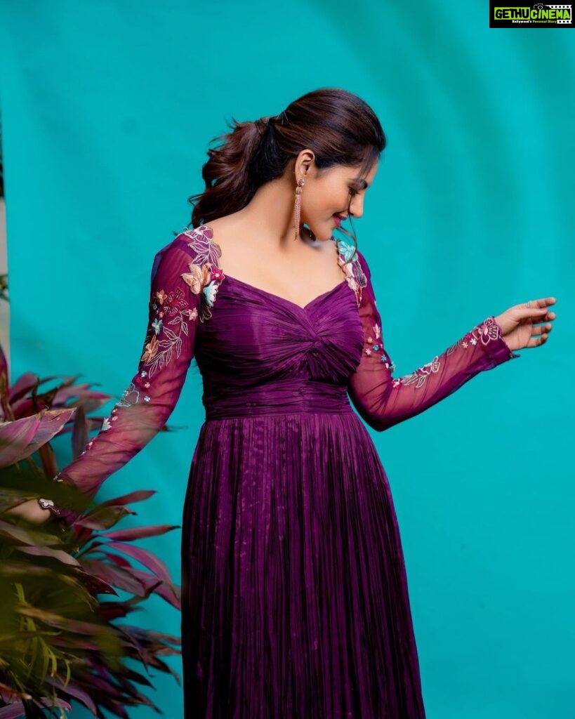 Athulya Ravi Instagram - 💜 #purpleshades #purplelove ! Outfit @issadesignerstudio 👗 Stylist @manogna_gollapudi M&H @mua_vijisharath Earrings @deepagurnani ❤️