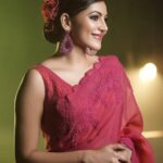Athulya Ravi Instagram - Nenjam oru murai nee endrathu 💗💞 #retro #retrolook #oldstyle #pink ! Outfit @studio149 M&H @arupre_makeup_artist 📸 @screamstudiosbyharsha Look styling @manogna_gollapudi Earrings @deepagurnani 💖