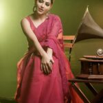 Athulya Ravi Instagram - Nenjam oru murai nee endrathu 💗💞 #retro #retrolook #oldstyle #pink ! Outfit @studio149 M&H @arupre_makeup_artist 📸 @screamstudiosbyharsha Look styling @manogna_gollapudi Earrings @deepagurnani 💖