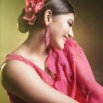 Athulya Ravi Instagram – Nenjam oru murai nee endrathu 💗💞 #retro #retrolook #oldstyle #pink ! 
Outfit @studio149 
M&H @arupre_makeup_artist 
📸 @screamstudiosbyharsha 
Look styling @manogna_gollapudi
Earrings @deepagurnani 💖