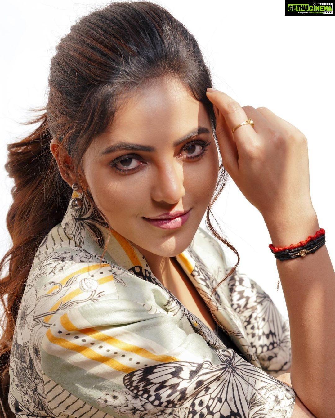 Athulya Ravi Instagram - Chasing the sun ☀️ 🦋 #sunset #sunsetlovers #glo #sunkissed ! Stylist @manogna_gollapudi M&H @mua_vijisharath Co-ord set @gazalguptacouture Photographer @pnn_photography