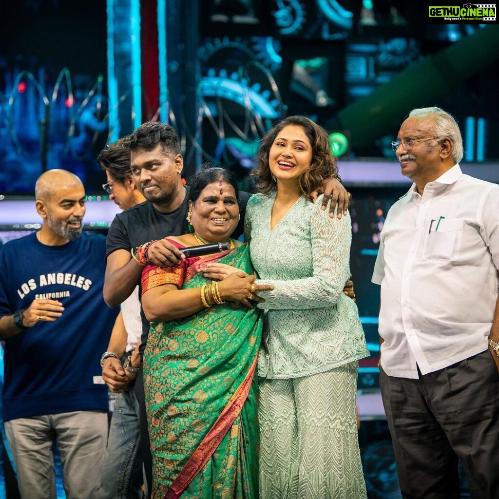 Atlee Kumar Instagram - ❤️❤️❤️ Jawan pre release event with my mom @priyaatlee ❤️❤️❤️