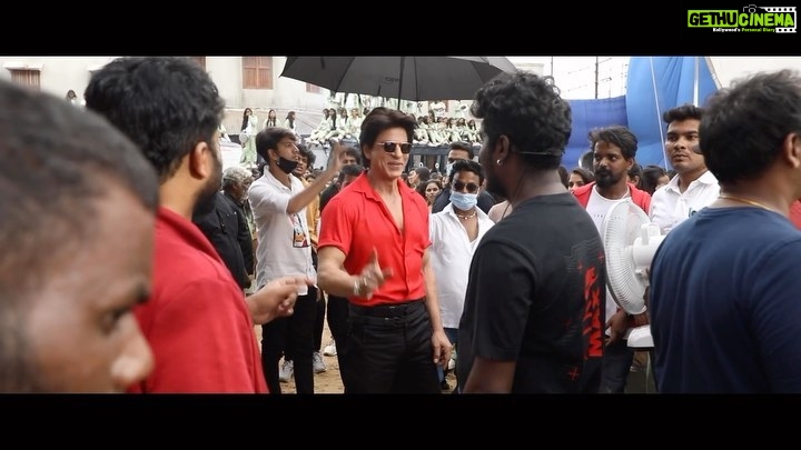 Atlee Kumar Instagram - Zinda Banda making Love you @iamsrk sirrrrr Catch all the fun, madness, energy and everything of the super amazing and crazy crew behind the making of Zinda Banda song. #ZindaBanda out now!