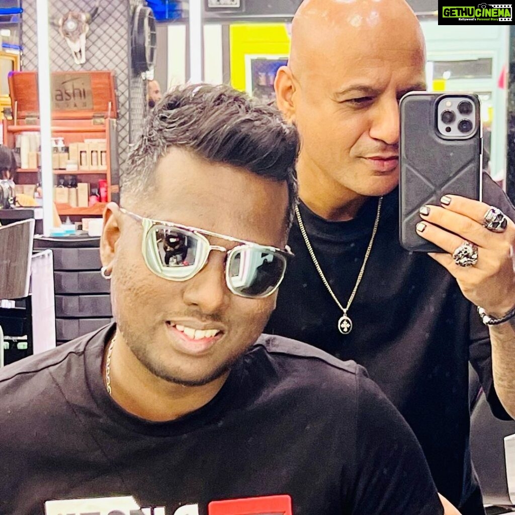 Atlee Kumar Instagram - The Jawan Director @atlee47 Is All READY !!! 💥🙌🔥 @atlee47 @aalimhakim . #atlee #aalimhakim Hakim's Aalim Hair 'N' Tattoo Lounge