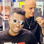 Atlee Kumar Instagram - The Jawan Director @atlee47 Is All READY !!! 💥🙌🔥 @atlee47 @aalimhakim . #atlee #aalimhakim Hakim's Aalim Hair 'N' Tattoo Lounge