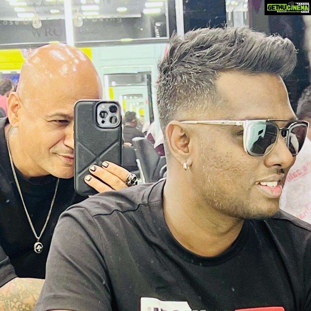 Atlee Kumar Instagram - The Jawan Director @atlee47 Is All READY !!! 💥🙌🔥 @atlee47 @aalimhakim . #atlee #aalimhakim Hakim's Aalim Hair 'N' Tattoo Lounge