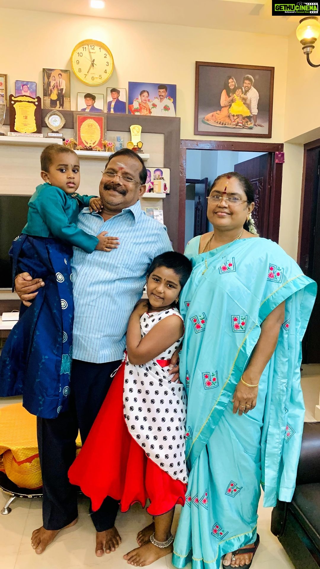 Bala Saravanan Instagram - நான் வாழ்ந்த… வாழ்ந்து கொண்டிருக்கின்ற… வாழப் போகின்ற… மொத்த வாழ்க்கைக்குமான… அன்பையும்… அறிவையும்… ஆலோசனைகளையும்… செல்வங்களையும்… அள்ளி அள்ளி கொடுத்துக்கொண்டேயிருக்கிற என் அன்பு தந்தைக்கு… தலைவனுக்கு… அன்பிற்கு அன்பான நண்பருக்கு… இனிய பிறந்தநாள் நல்வாழ்த்துக்கள்…. வாழ்க வாழ்க வாழ்க பல்லாண்டு… என்றும் உங்கள் கைவிரல் பிடித்துக்கொண்டும் உங்கள் மார்மீதும் மடிமீதும் தோள்மீதும் நான்… -ரெங்கநாதன் பாலசரவணன் 🙏🏾🙏🏾🙏🏾❤️❤️❤️ HAPPYYY BIRTHDAYYY MY DEAR DAD S.A.RENGANATHAN 🙏🏾🙏🏾🙏🏾❤️❤️❤️ @santirenganathan @yazhkayalbala @hemsbala