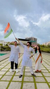 Bhavin Bhanushali Instagram - Happy Independence Day ❤️ 🇮🇳 
Bhaarat Mata Ki Jai ❤️ @sameeksha.sud_ @vishalpandey_21 
#independenceday #india