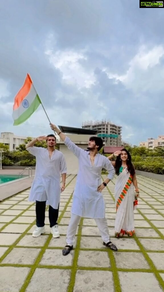 Bhavin Bhanushali Instagram - Happy Independence Day ❤️ 🇮🇳 Bhaarat Mata Ki Jai ❤️ @sameeksha.sud_ @vishalpandey_21 #independenceday #india