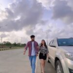 Bhavin Bhanushali Instagram – Yaar koi maan hi nahi raha 😂 @afshaa_khan_ 
#couplevideos #trending