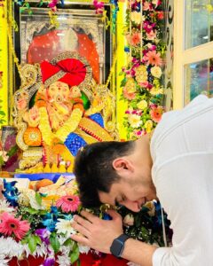 Bhavin Bhanushali Instagram - Bhanushali Parivaar Cha Raja ❤️ 
Ganpati Bapp Morya 🙏🏻❤️
Thanks to @deepganesharts for making this beautiful Eco Friendly murti for us ❤️
 #ganpati #ganpatibappamorya