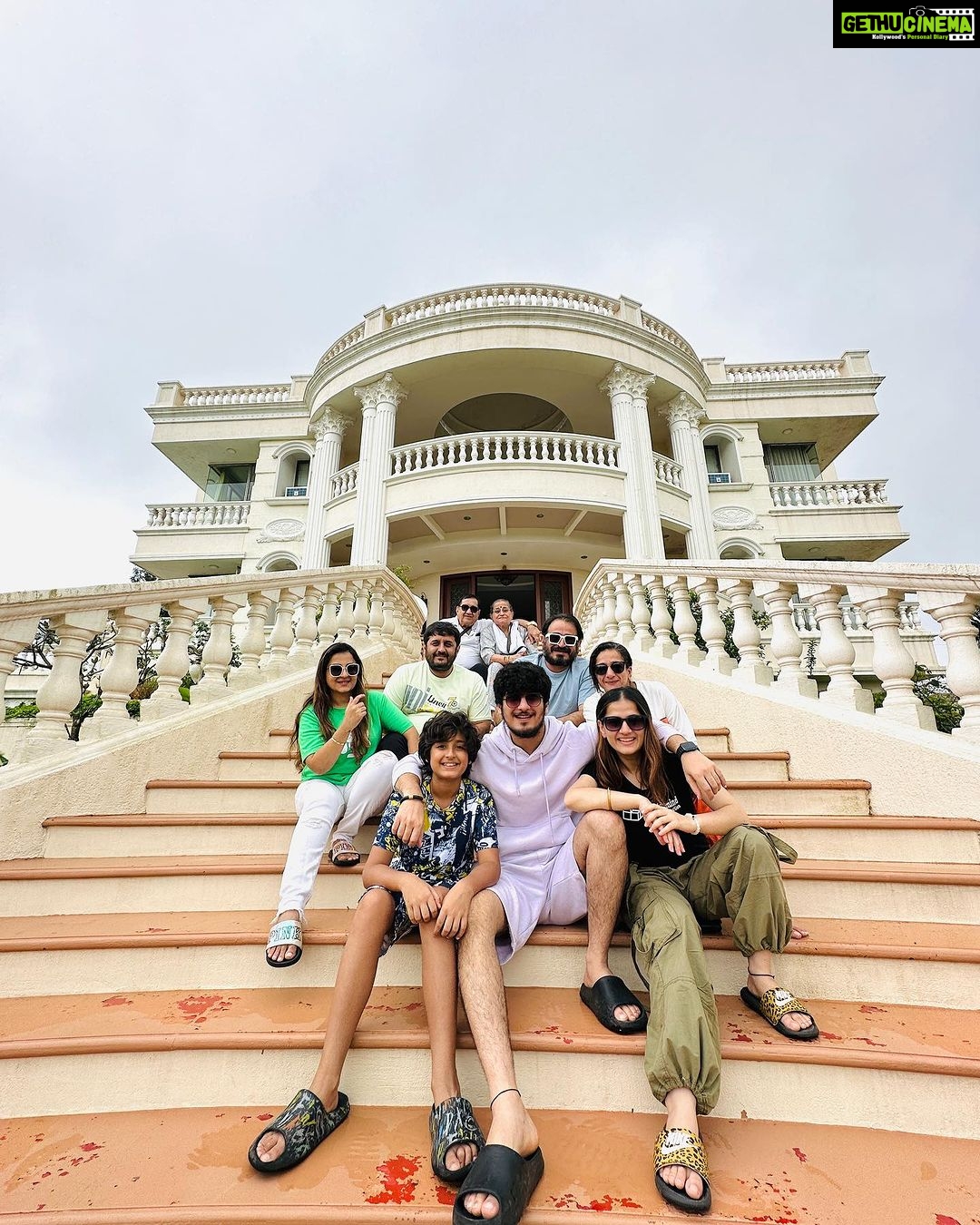 Bhavin Bhanushali Instagram - Live life King Size 👑 @stayscapeofficial #family #vacation