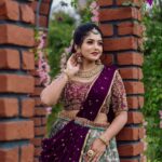 Bhavya Gowda Instagram - ನಮಸ್ತೇಸ್ತು ಮಹಾಮಾಯೆ ಶ್ರೀಪೀಠೆ ಸುರಪೂಜಿತೆ, ಶಂಖಚಕ್ರ ಗದಾಹಸ್ತೆ ಮಹಾಲಕ್ಷ್ಮಿ ನಮೋಸ್ತುತೆ, ನಿಮಗೆಲ್ಲರಿಗೂ ವರಮಹಾಲಕ್ಷ್ಮಿ ಹಬ್ಬದ ಹಾರ್ದಿಕ ಶುಭಾಶಯಗಳು🙏🏻❤️ MUA: @makeoverby_divyagowda Outfit: @rentyourlook_by_chandangowda Hairstyle by: @hairstylist_bangalore Jewels: @velvetboxby Captured by: @happeningpixels