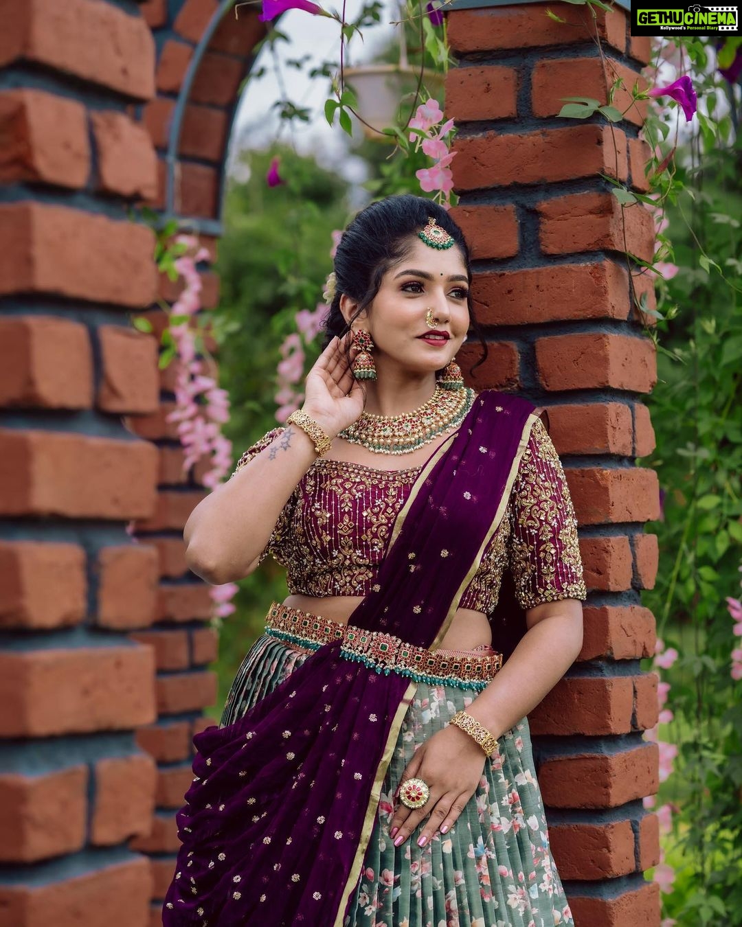 Bhavya Gowda Instagram - ನಮಸ್ತೇಸ್ತು ಮಹಾಮಾಯೆ ಶ್ರೀಪೀಠೆ ಸುರಪೂಜಿತೆ, ಶಂಖಚಕ್ರ ಗದಾಹಸ್ತೆ ಮಹಾಲಕ್ಷ್ಮಿ ನಮೋಸ್ತುತೆ, ನಿಮಗೆಲ್ಲರಿಗೂ ವರಮಹಾಲಕ್ಷ್ಮಿ ಹಬ್ಬದ ಹಾರ್ದಿಕ ಶುಭಾಶಯಗಳು🙏🏻❤️ MUA: @makeoverby_divyagowda Outfit: @rentyourlook_by_chandangowda Hairstyle by: @hairstylist_bangalore Jewels: @velvetboxby Captured by: @happeningpixels