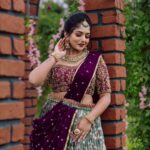 Bhavya Gowda Instagram - ನಮಸ್ತೇಸ್ತು ಮಹಾಮಾಯೆ ಶ್ರೀಪೀಠೆ ಸುರಪೂಜಿತೆ, ಶಂಖಚಕ್ರ ಗದಾಹಸ್ತೆ ಮಹಾಲಕ್ಷ್ಮಿ ನಮೋಸ್ತುತೆ, ನಿಮಗೆಲ್ಲರಿಗೂ ವರಮಹಾಲಕ್ಷ್ಮಿ ಹಬ್ಬದ ಹಾರ್ದಿಕ ಶುಭಾಶಯಗಳು🙏🏻❤️ MUA: @makeoverby_divyagowda Outfit: @rentyourlook_by_chandangowda Hairstyle by: @hairstylist_bangalore Jewels: @velvetboxby Captured by: @happeningpixels